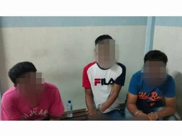 Abang ipar (tengah) ditahan bersama adik iparnya (kanan) serta pemandu lori dalam Operasi Bersepadu Agensi Penguatkuasaan dekat Hentian Rehat dan Rawat (R&R) Gurun, malam tadi.