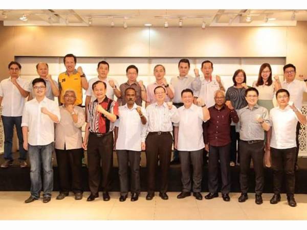 Guan Eng (tengah) bersama-sama ADUN dan pimpinan DAP Perak dalam pertemuan di pejabat parti itu di sini kelmarin. - Foto Facebook DAP Perak