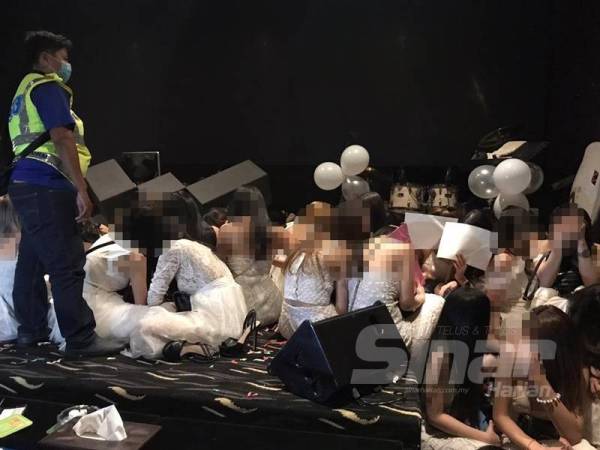 Antara yang ditahan dalam Op Noda di sebuah pusat hiburan di Jalan Imbi, Kuala Lumpur, tengah malam tadi.