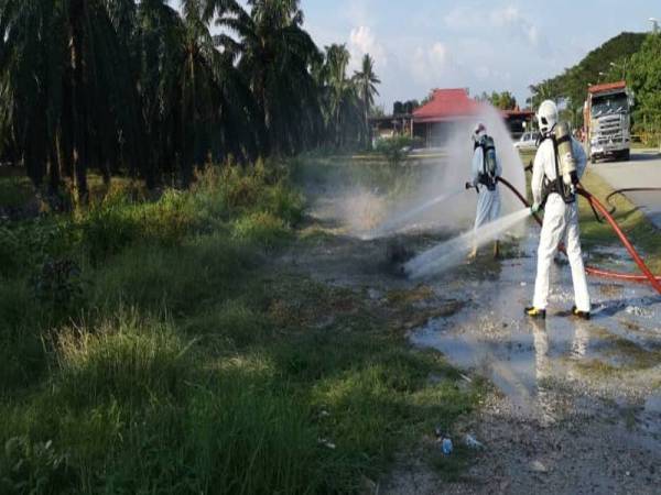 Pasukan Hazmat melakukan kerja-kerja menyahkan bahan sisa berbahaya dalam kejadian di Jalan Sirambai di sini semalam. 