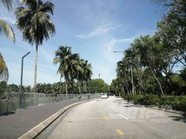 Keadaan parkir kereta yang kosong berbanding biasa. 