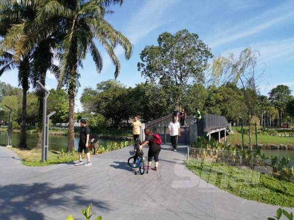 Antara yang memilih beriadah berbanding duduk di rumah. 