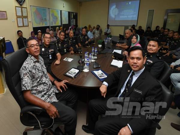 Rosol (kiri) bersama Pengarah KPDNHEP Terengganu, Saharuddin Mohd Kia (kanan) ketika menghadiri sesi taklimat di pejabat KPDNHEP Terengganu di sini hari ini. 