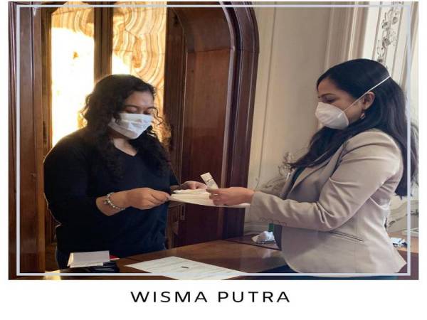 Keratan gambar dari laman sosial Facebook Hishammudin yang memaparkan kakitangan Wisma Putra sedang bertungkus-lumus menyiapkan dokumen diperlukan untuk membawa pulang rakyat Malaysia di luar negara. 