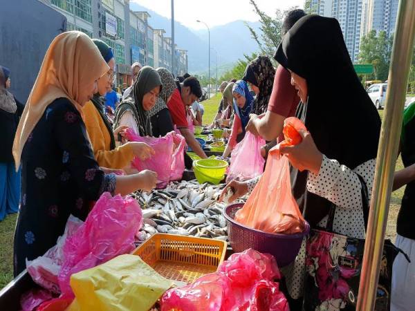 Orang ramai tidak melepaskan peluang membeli ikan kembung yang dibawa dari Kuala Muda, Kedah. - Foto Bernama