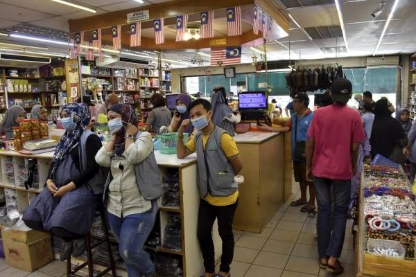 Kelihatan para pekerja pasaraya Fanika di pusat bandar menggunakan Topeng Penutup Mulut dan Hidung (Mask) sebagai langkah pencegahan terhadap wabak Covid-19 pada tinjauan hari ini. -Foto Bernama