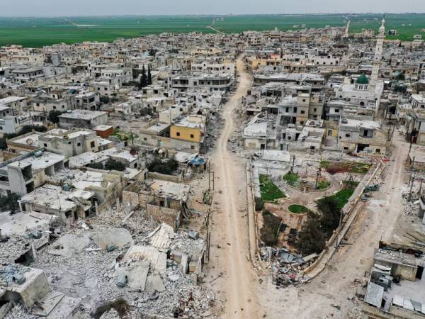 Gambar dari udara menunjukkan kesan kemusnahan di bandar Afis akibat pertempuran oleh rejim pro-Syria di wilayah Idlib. - Foto AFP