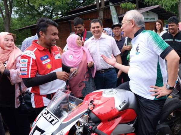 Najib bermesra dengan mereka yang hadir. Turut sama Ketua Pemuda UMNO Titiwangsa, Datuk Nazir Hussin Aktar Hussin (kiri).