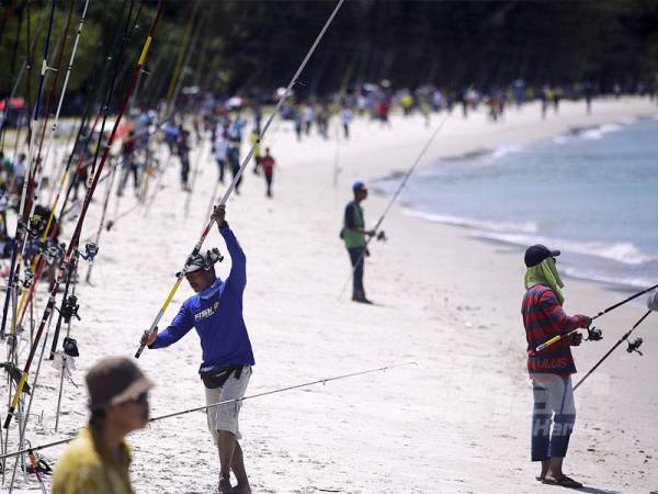 Antara peserta yang menyertai Tourism Malaysia Surfcasting di Pantai Cahaya, Port Dickson semalam.