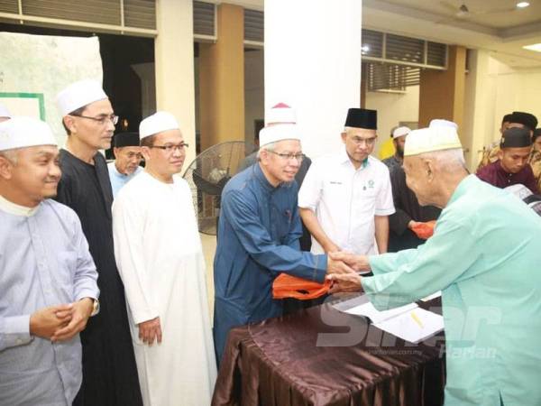 Zulkifli (empat dari kiri) menyampaikan sumbangan daging segar sempena Program Foodbank 1.0 di Masjid Jamek Ibnu Khaldun, Sungai Besi.