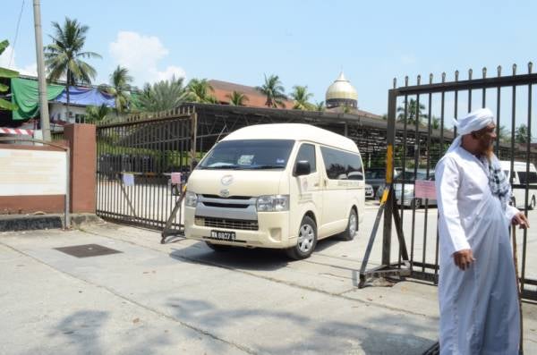  Proses disinfeksi dijalankan berikutan seorang peserta perhimpunan tabligh yang diadakan di masjid itu pada 28 Feb, disahkan positif Covid-19. -Foto Bernama