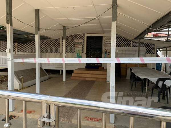 Pintu utama masjid dikunci sejak semalam. 