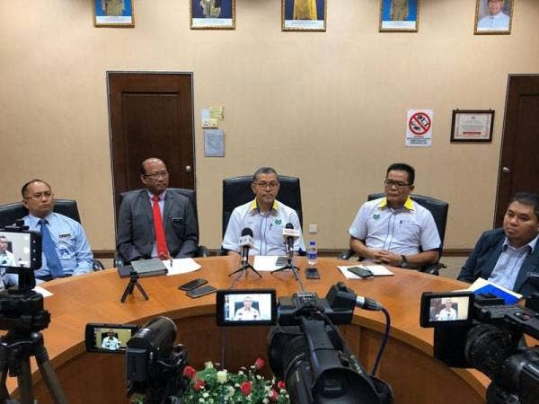 Azlan (dua dari kiri) ketika sidang media di Pejabat Menteri Besar Perlis hari ini.