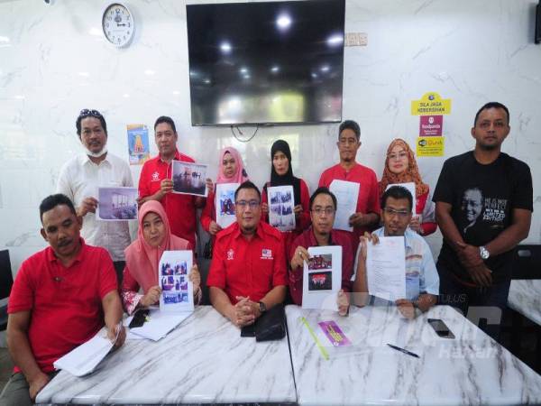 Arman (tiga dari kiri) bergambar bersama calon lain yang bertanding dalam pemilihan parti itu sewaktu sidang media yang berlangsung di sebuah restoran sekitar Seksyen 7, hari ini.