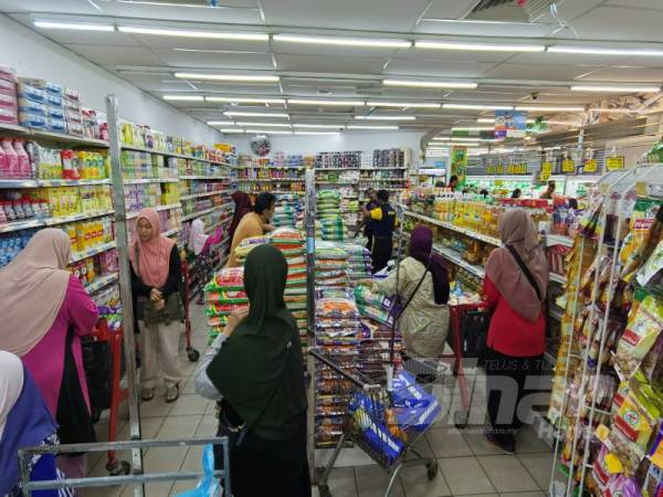 Ruang jualan beras menjadi tumpuan orang ramai.