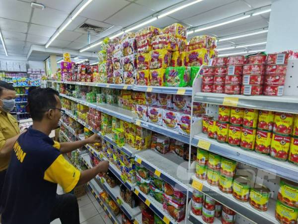 Pekerja pasar raya memaklumkan bahawa mi segera antara barangan yang mendapat permintaan tinggi.