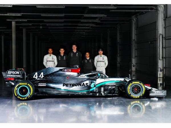 De Liow (dua dari kiri) dan Stephanie Travers (dua dari kanan) bersama Ketua Pasukan Mercedes-AMG Petronas Formula One, Toto Wolff (tengah) dan pemandunya, Lewis Hamilton (kiri) serta Valtteri Bottas (kanan).