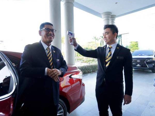 Ahmad Faizal menjalani saringan kesihatan sebaik tiba di Bangunan Perak Darul Ridzuan pada jam 8.30 pagi tadi bagi memulakan tugas rasmi sebagai Menteri Besar Perak ke-13.