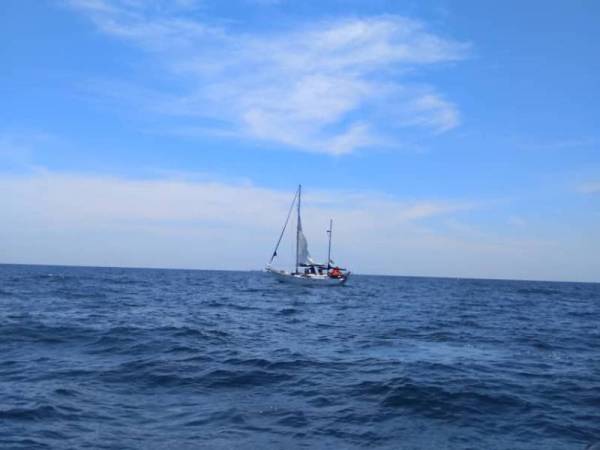 Sebuah kapal layar dinaiki pemilik kapal dengan empat penumpang yang hanyut diselamatkan Maritim Malaysia Kedah dan Perlis melalui operasi cari amat sejak Ahad lalu.