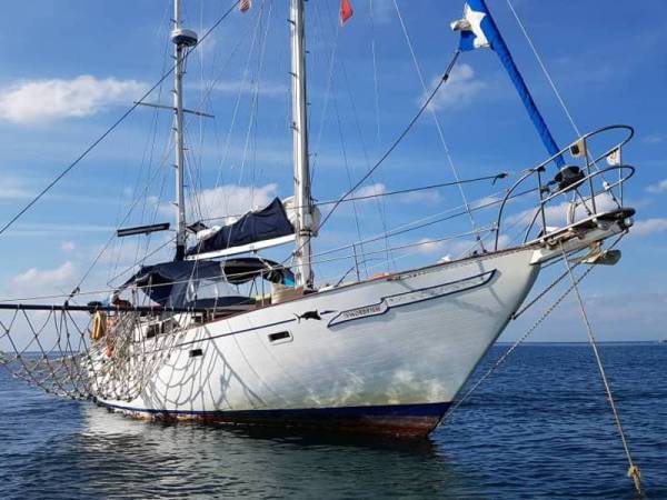 Sebuah kapal layar dinaiki pemilik kapal dengan empat penumpang yang hanyut diselamatkan Maritim Malaysia Kedah dan Perlis melalui operasi cari amat sejak Ahad lalu.