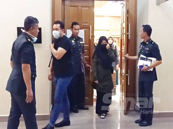 Mohd Faizal (dua, kiri) dan Sulriani (dua, kanan) mengaku bersalah di Mahkamah Sesyen Kuantan hari ini atas tuduhan memiliki barang tiruan.