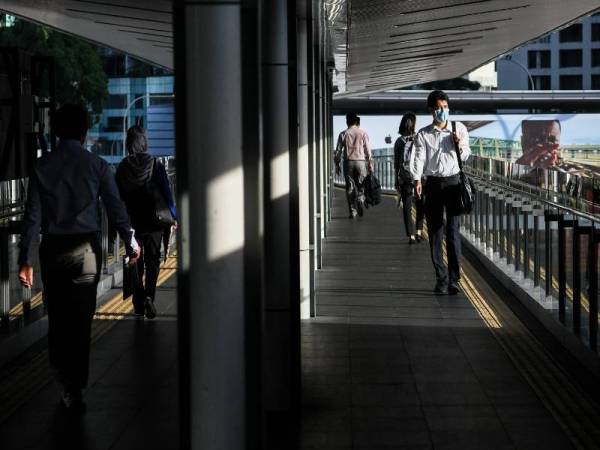 Orang ramai memakai penutup hidung dan mulut sebagai langkah berjaga-jaga berikutan penularan Covid-19 ketika tinjauan hari ini. -Foto Bernama
