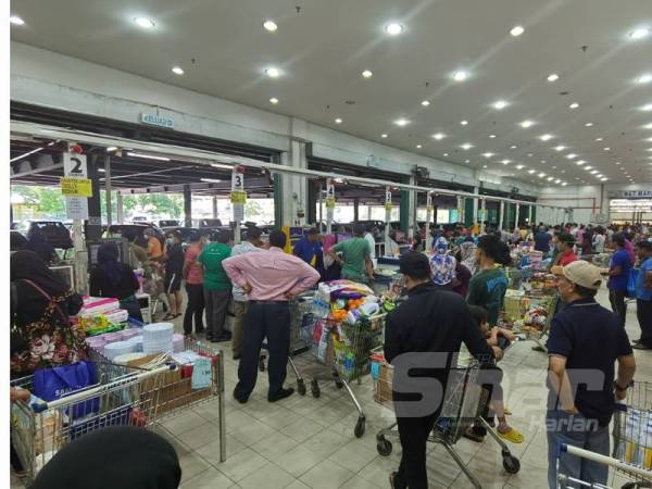 Keadaan di sebuah pasar raya di Shah Alam pagi tadi.