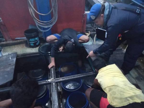 Sebuah bot tunda kelas B yang ditahan dalam Op Pintasan di laut Tanjung Karang, Selangor semalam.