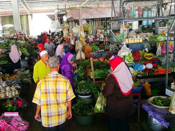 Tiada pembelian 'panik' dilakukan oleh orang ramai di Pasar Siti Hajar.