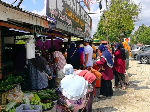 Orang ramai turut mendapatkan bekalan barangan basah di kedai tepi jalan.
