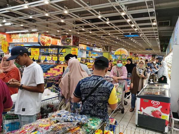 Seawal jam 10 pagi, orang ramai mula beratur untuk membayar keperluan harian.