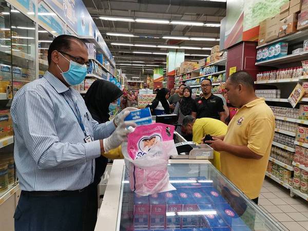 Kaunter khas dibuka berikutan kehadiran pembeli yang ramai.