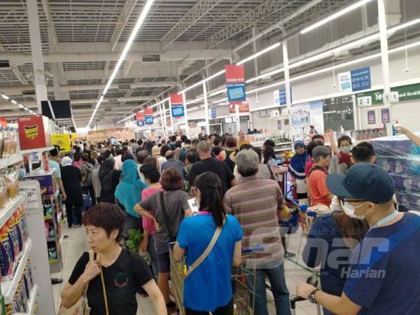 Keadaan di Tesco Tanjung Pinang yang sesak sejak awal pagi tadi.