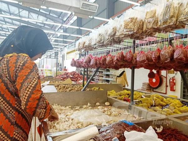 Pengunjung sedang memilih bawang putih yang sudah hampir kehabisan bekalan di sebuah pusat membeli belah di sekitar Kuantan hari ini.