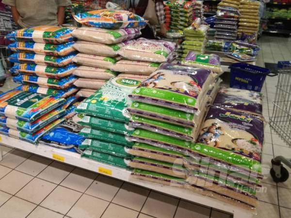 Beras antara barangan yang penuh dirak.