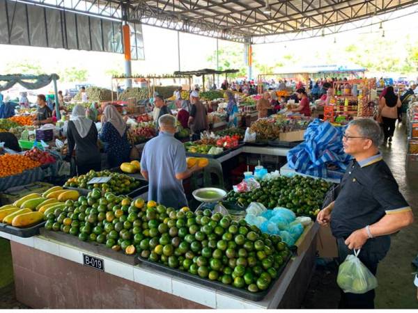 Persekitaran pasar tenang sahaja walaupun masing-masing berjaga-jaga dengan penularan wabak tersebut.