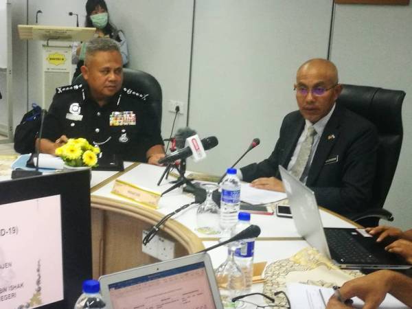 Sallehuddin (kanan) dan Abd Jalil (tengah) pada sidang akhbar Taklimat Khas Covid-19