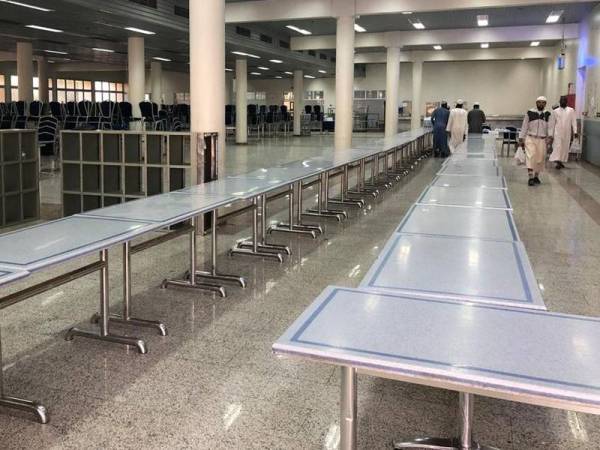 Kerusi dan meja kafe universiti disimpan bagi mengelak penuntut makan di situ, hanya dibenarkan membeli makanan untuk dimakan di blok penginapan masing-masing.