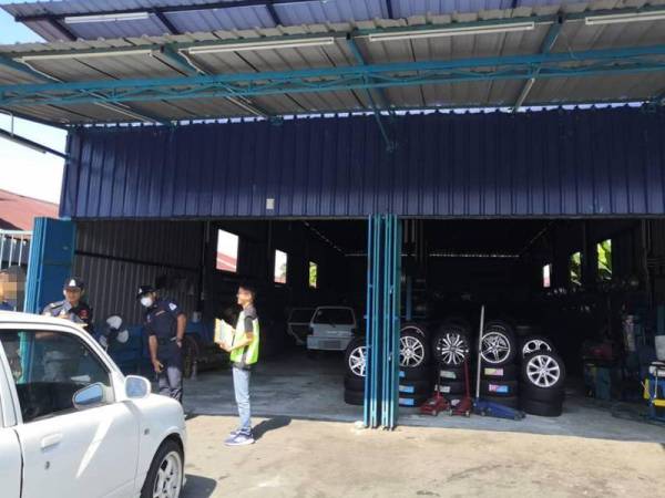 Pegawai MPS menjalankan pemantauan pematuhan Perintah Kawalan Pergerakan di sekitar Selayang hari ini.