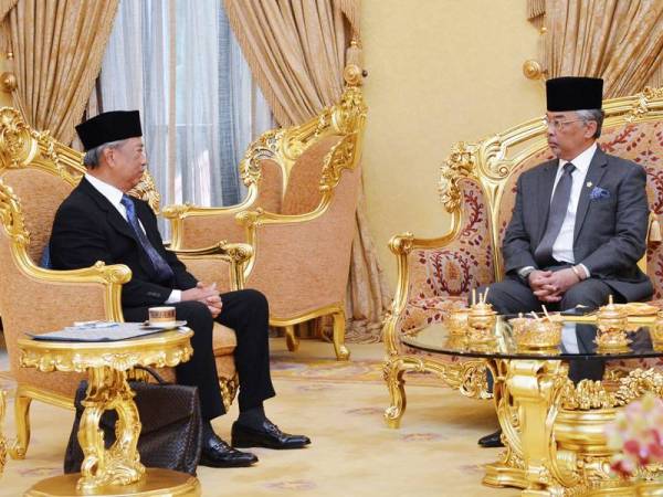 Yang di-Pertuan Agong Al-Sultan Abdullah Ri’ayatuddin Al-Mustafa Billah Shah berkenan menerima menghadap Perdana Menteri Tan Sri Muhyiddin Yassin untuk Mesyuarat Pra-Kabinet di Istana Melawati Putrajaya hari ini. - Foto Bernama