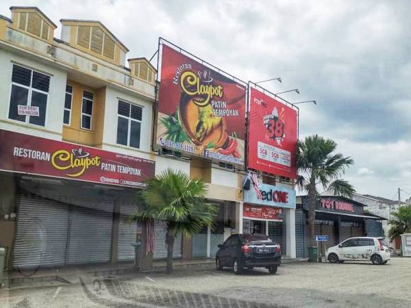 Antara premis perniagaan yang tutup.