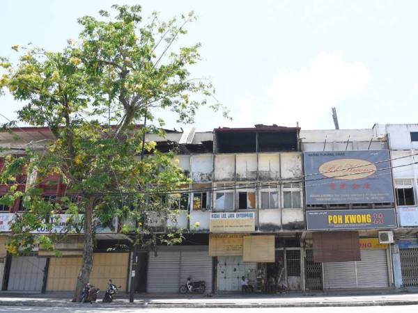 Pemilik premis perniagaan menutup premis masing-masing kecuali kedai runcit selepas Perdana Menteri Tan Sri Muhyiddin Yassin mengumumkan Perintah Kawalan Pergerakan bermula hari ini. - Foto Bernama