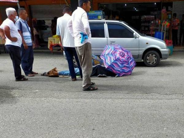 Mangsa rebah di sebelah kereta miliknya sebelum disahkan meninggal dunia di Pekan Ajil pagi tadi.FOTO: ihsan pembaca