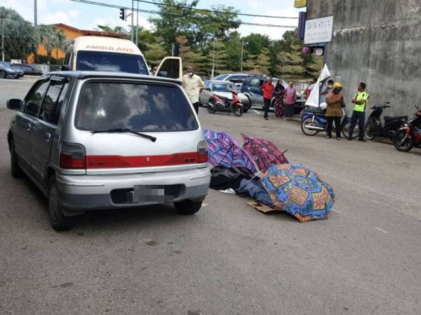 Mangsa rebah di sebelah kereta miliknya sebelum disahkan meninggal dunia di Pekan Ajil pagi tadi. FOTO: ihsan pembaca