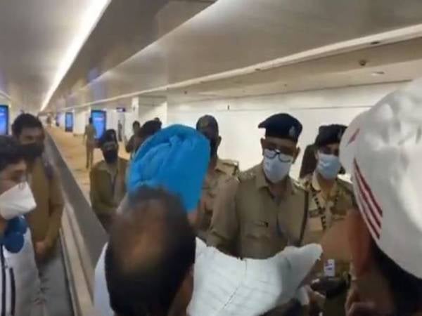 
Situasi di lapangan terbang di negara tersebut.