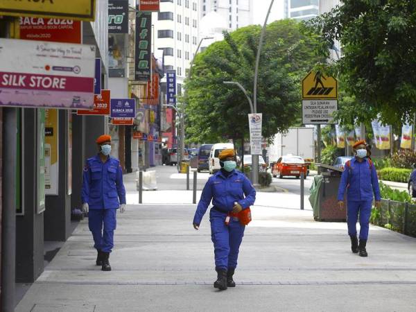 Kelihatan anggota Jabatan Pertahanan Awam Malaysia (JPAM) membuat rondaan ketika melakukan penguatkuasaan Perintah Kawalan Pergerakan ketika tinjauan di ibu kota hari ini.
