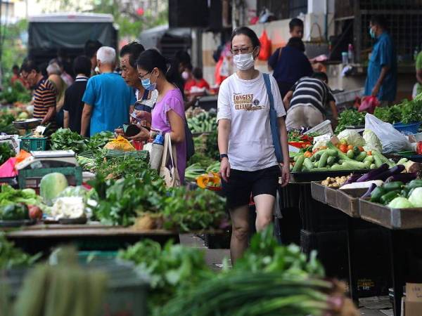 Rakyat tidak perlu panik dengan membeli barangan secara pukal kerana premis-premis yang menjual barangan keperluan masih dibuka. - Foto Bernama