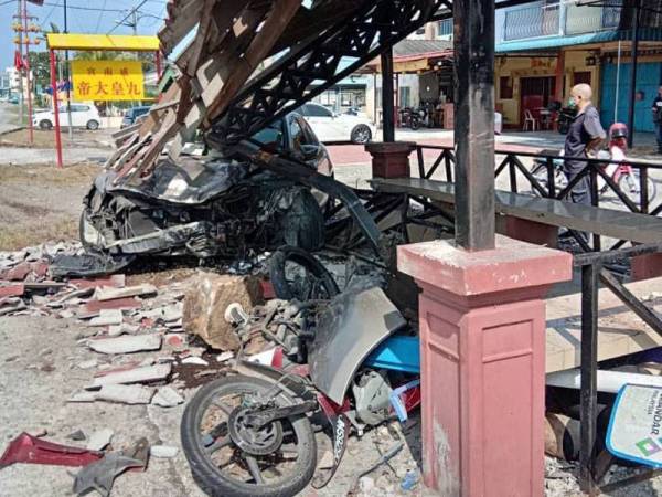 Mangsa, Goo Yen See, 69, yang menunggang motosikal Honda Wave tercampak ke dalam longkang manakala isterinya, Soh Choon An 67, diseret bersama-sama motosikal sehingga merempuh pula sebuah pondok bas berdekatan.