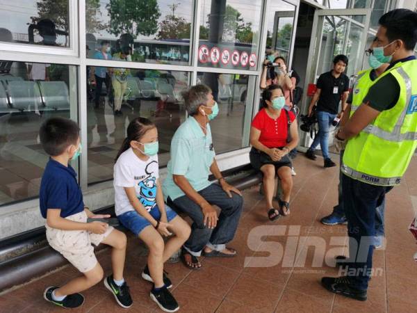 Keluarga ini antara yang turut di nasihat supaya tidak berkumpul di kawasan awam ketika menunggu bas.