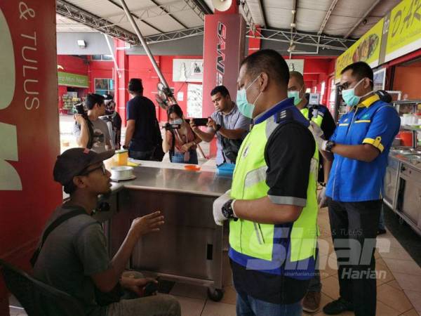 Pegawai polis turut turun padang memantau dan memberi nasihat kepada orang awam yang masih tidak faham akan larangan sepanjang tempoh kawalan pergerakan.